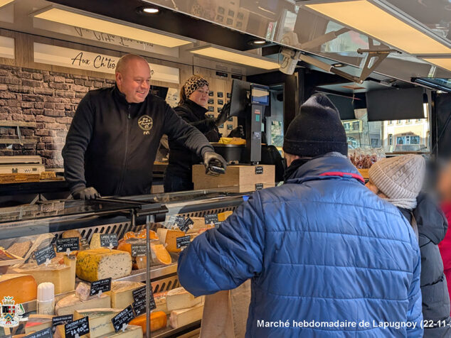 Actu-Facebook251124-Marché-Hebdo-01-Fromager