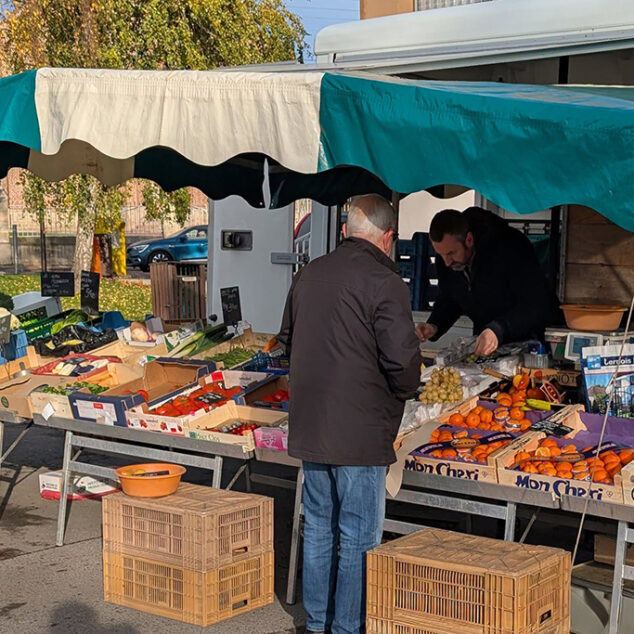 Actu-Facebook261009-Marché-Hebdomadaire-02-Légumes