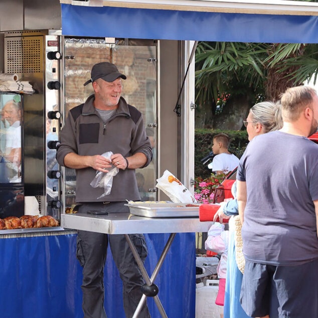 Actu-Facebook261009-Marché-Hebdomadaire-03-Rôtisserie